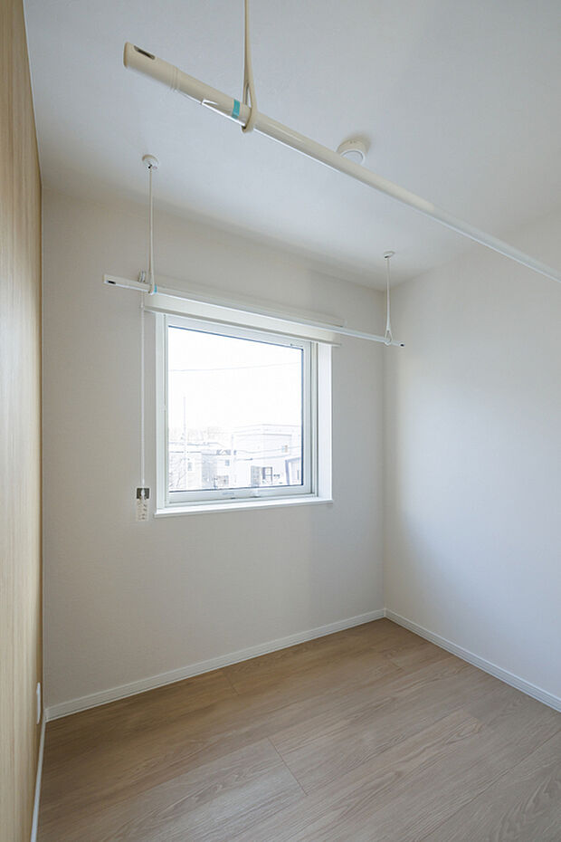 【【2階ホール】】2階のホールには大きな窓を設け、自然光がたっぷり入る明るい空間に。室内干しにも対応でき、天候を気にせず洗濯が可能です。家事のしやすさを考えた、快適なスペースです。(2026年1月撮影)