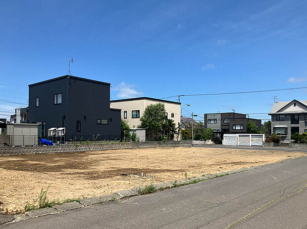 【【現地写真】】周辺には高い建物が少なく広々とした空の下で新生活がスタートできますね。
（2025年8月撮影）