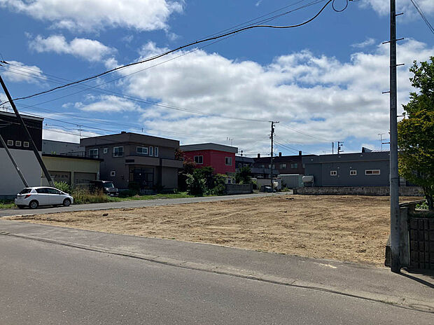 【【現地写真】】スーパーやコンビニが徒歩圏内に揃い、日々のお買い物に便利です。ぜひ周辺環境と合わせて現地をご覧ください。
（2025年8月撮影）