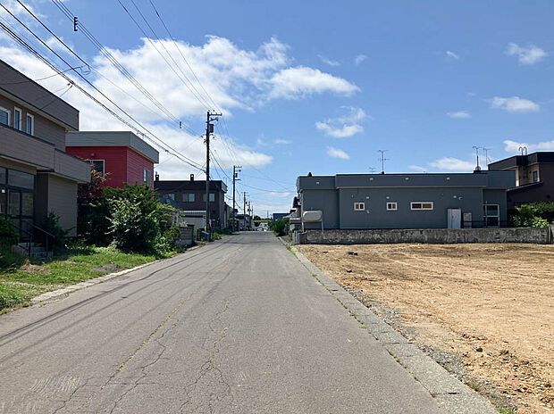 【【現地写真】】車通りの少ない見通しの良い前面道路。小さなお子様との外出や、ペットとのお散歩もしやすい立地です。
（2025年8月撮影）
