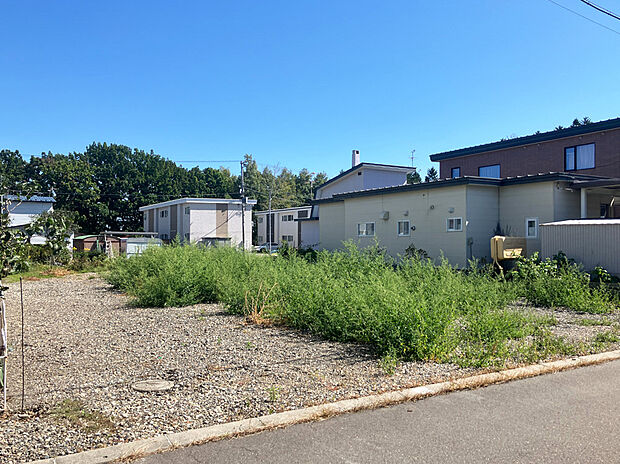 【【現地写真】】徒歩圏内には買物施設や郵便局などの生活利便施設が揃います。ぜひ周辺環境と合わせて現地をご覧ください。
（2025年9月撮影）