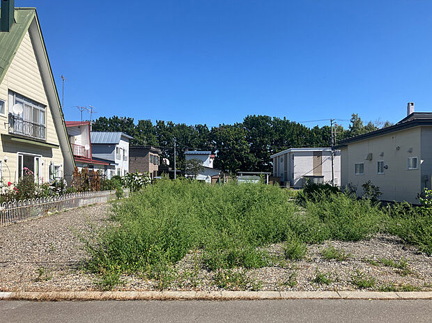 【【現地写真】】現在更地のため、土地の状態もご確認いただけ、広さや建築後のイメージもしやすいですね。
（2025年9月撮影）