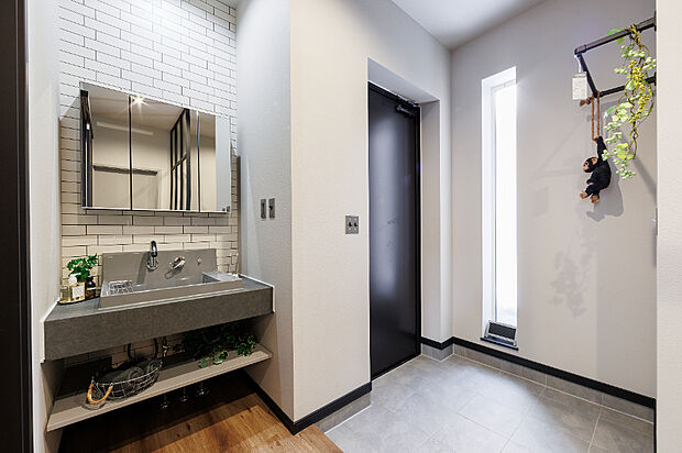 【【玄関】】玄関を入ってすぐの場所に洗面台を設け、帰宅後の手洗い動線をスムーズに。外からの汚れを室内に持ち込まない、家族の暮らしに寄り添った機能的な玄関空間です。(2026年1月撮影)