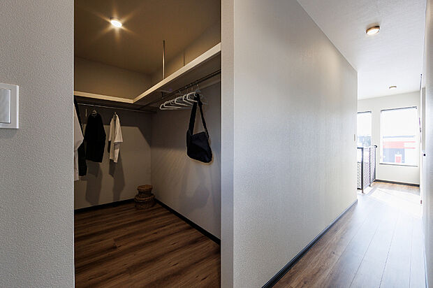 【【ウォークインクローゼット】】家族分をまとめて収納できるファミリークロークを設けました。衣類はもちろん、季節物や大きな荷物もすっきり収まり、住まい全体が整います。(2026年1月撮影)