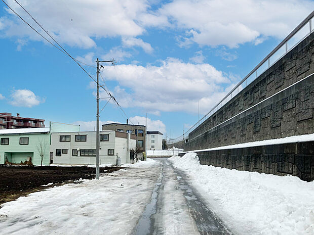 【【現地写真】】周辺にはコンビニや郵便局、クリニックなど生活必需施設が点在しており生活環境も良好です。ぜひ現地をご覧ください。
（2025年12月撮影）