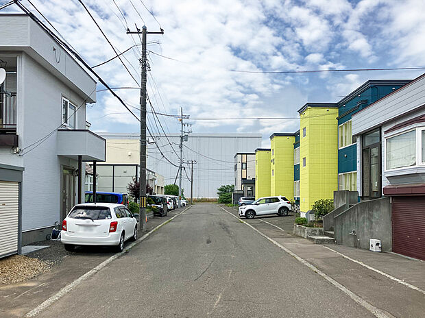 【【現地写真】】商業施設や教育機関が揃った暮らしやすい立地も魅力のポイント。子育て世帯にも優しい環境です。
(2025年7月撮影)