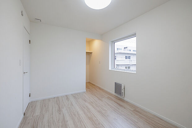 【【洋室A】】6帖の洋室。ウォークインクローゼット付きで空間を有効活用できます。子ども部屋やテレワークスペースにもおすすめです◎
(2025年12月撮影)