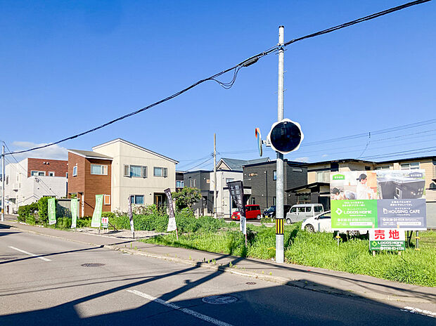 【【現地写真】】北西側の前面道路は幅員約8mの公道です。見通しの良い道路は安全性、防犯性も高まりますね。
（2025年9月撮影）