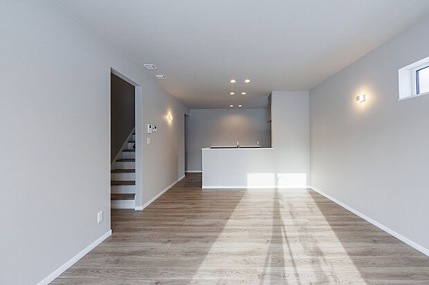 【【リビング】】ホワイト×ベージュの明るく落ち着いた内装。2面採光のリビングは、柔らかな光と心地よい風が通り抜ける快適な空間です。自然とご家族が集まり、会話も穏やかに弾みますね。(2026年1月撮影)