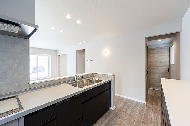 【【キッチン】】対面式のキッチン横にはパントリーを配置。食材や日用品をひとまとめにでき、料理の段取りがスムーズに。リビングからの見た目もすっきり保てます。(2026年1月撮影)