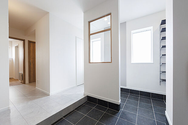 【【玄関/モデル(1)】】玄関横にある大容量の2Wayシューズクローク。玄関・ホールどちらからも出入りでき、靴や季節用品、趣味道具まですっきり収納できて便利です。
(2025年11月撮影)