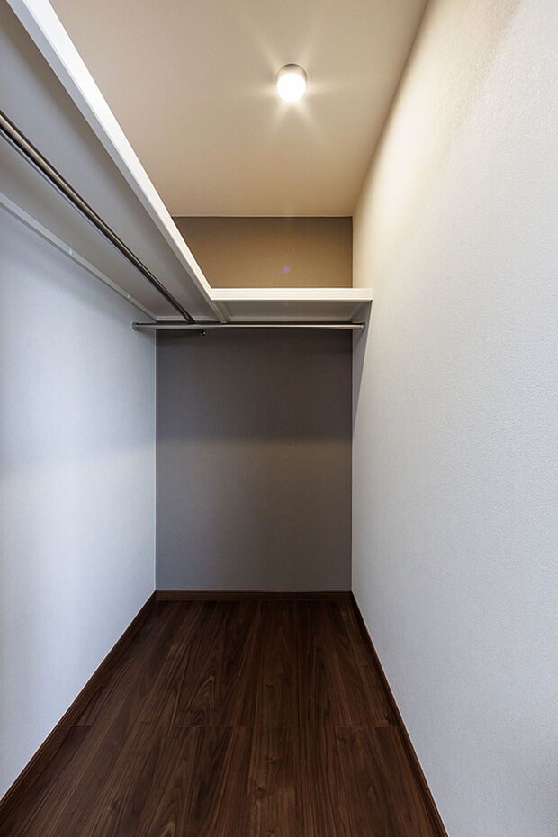 【【モデル16 ウォークインクローゼット】】ウォークインクローゼットは2段構造で、衣類をたっぷり収納できる広さが魅力。備え付けのハンガーバーで洋服もきれいに整理できます。(2025年12月撮影)