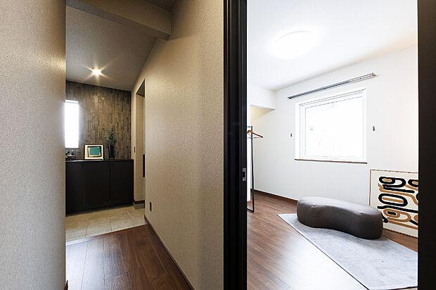 【【モデル16 ホール】】落ち着いた雰囲気が心地よく、動線も丁寧に考えられた使いやすい空間。移動がスムーズにできる配置で、家全体がより快適に感じられるホールです。(2025年12月撮影)