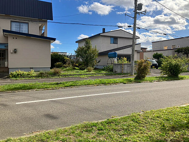 【【現地写真】】現在古家がございますが、解体後更地でのお引渡しになります。解体費用が抑えられ、スムーズに建築を始めることができます。
(2025年10月撮影)