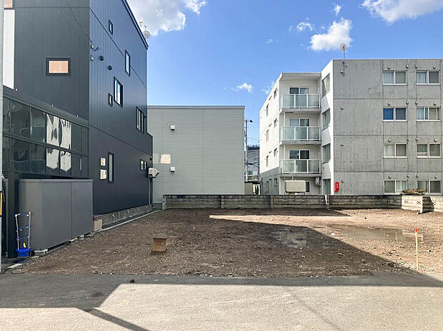 【【現地写真】】太陽光パネル搭載!キッチンはIH・食洗機・食器棚・2帖のパントリー付きで日々の家事もスムーズに。
(2025年10月撮影)