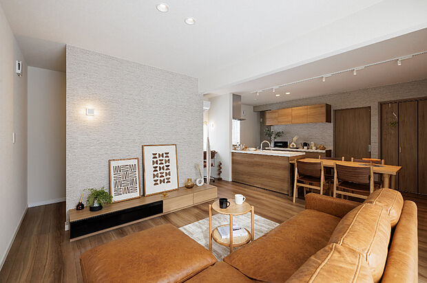 【【リビング】】リビングには外の景色を眺めながら使えるカウンターを設置。お子さまの勉強や家事のひと休みにちょうどよく、作業がしやすい心地よいスペースです。(2026年1月撮影)