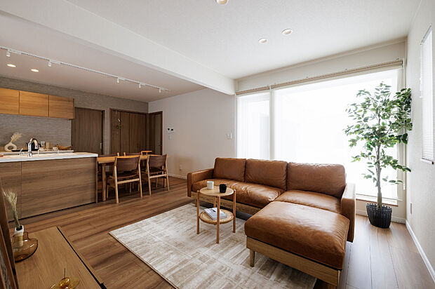 【【リビング】】キッチンとリビングがゆるやかにつながり、視線が抜ける開放的な空間。家事をしながらコミュニケーションが取りやすく、日常に心地よい一体感が生まれます。(2026年1月撮影)