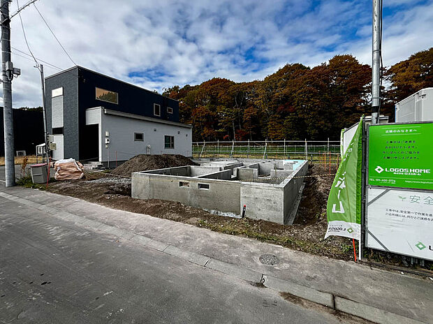 【【現地写真】】幅員約8mの南東側公道に面し陽当り良好。暖かい陽光を感じられる立地です。
(2025年11月撮影）