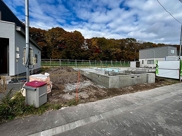 【【現地写真】】自然豊かな暮らしをお楽しみいただけるロケーション。四季の移ろいを感じながらのびのびと暮らせます。
(2025年11月撮影）