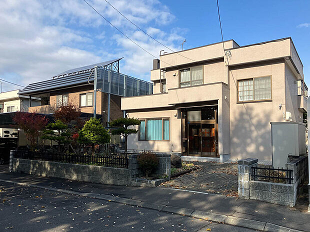 【【現地写真】】前面道路は幅員約8mとゆとりの広さがございます。お車でのすれ違いもしやすく、駐車も楽々できそうですね。
（2025年10月撮影）