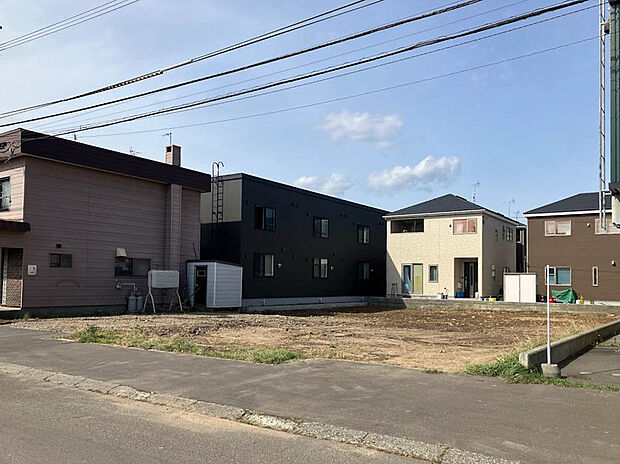 【【共通 現地写真】】周辺は落ち着いた住宅街となっております。高い建物が少なく開放感もございます。
(2025年11月撮影)