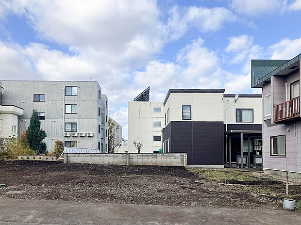 【【B棟 現地写真】】現在更地のため、建築前の土地の状態を確認することもできます。ぜひ周辺環境と合わせて現地をご覧ください。
(2025年12月撮影)