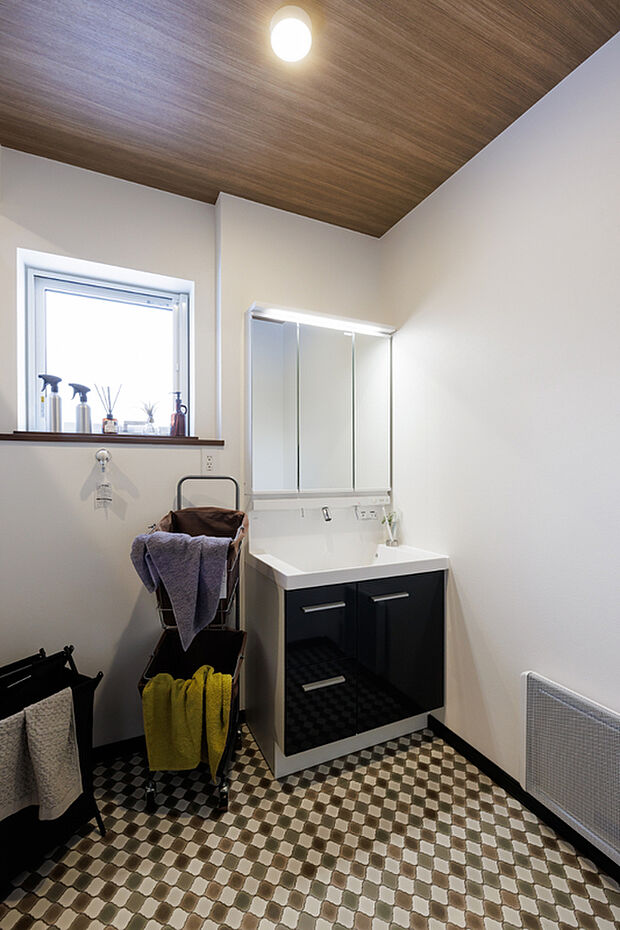 【【(18)ユーティリティ】】ユーティリティスペースは、キッチンからも出入りができる2WAYタイプ。回遊動線で忙しい時間帯もスムーズに準備ができ、家事効率がぐっと高まります。
（2026年1月撮影）