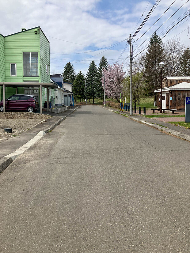 【【現地写真】】公道8mに面しており車の出入りもスムーズに行うことができます。
(2026年4月撮影)