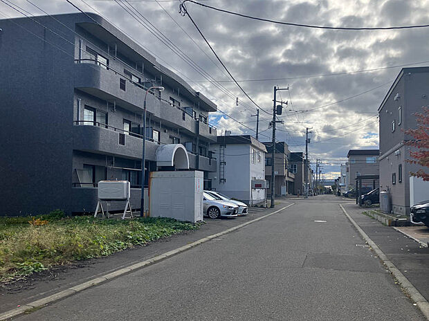 【【現地写真】】小学校まで徒歩約6分でお子様の通学や送り迎えにも心強い環境。買物施設も近く日々のお買い物にも困りません。
（2025年11月撮影）