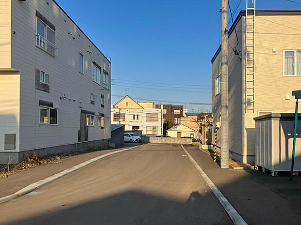 【【現地写真】】南東側が公道に面したうれしい立地の物件です。陽当り良好、暖かい陽射しを感じられます。
（2025年11月撮影）