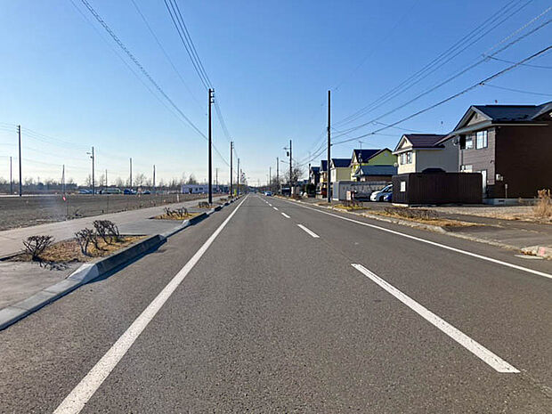 【【現地写真】】幅員8~10mの公道に面し開放感がございます。ゆとりある暮らしを実現できますね。お車でのすれ違いや駐車もスムーズです。
(2025年11月撮影)