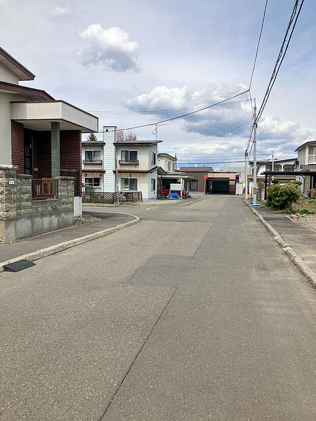 【【現地写真】】【現地写真】
小中学校が徒歩10分圏内でお子様がいても安心。
(2026年4月撮影)