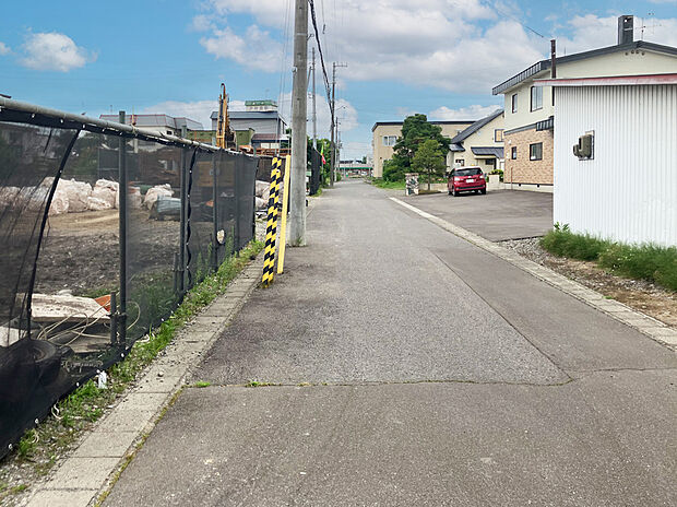 【【現地写真】】小学校まで徒歩約2分。お子様の通学や送り迎えにも心強い環境です。買物施設や郵便局、公園も近く生活環境良好!
(2026年1月撮影)