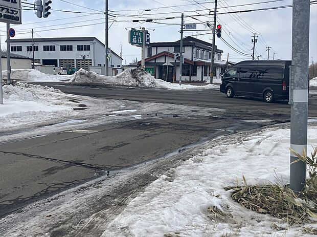 【【現地写真】】阿寒バス「28線」停まで徒歩約2分。広い国道に面しており、お車でのお出掛けもしやすい立地です。
(2026年2月撮影)
