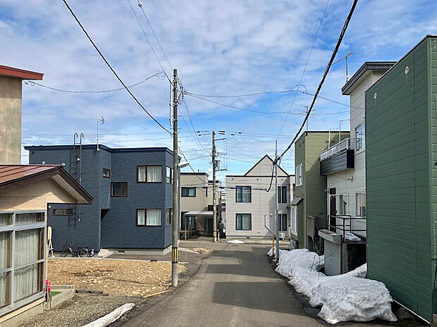 【【現地写真】】南東側が公道に面したうれしい立地の物件です。陽当り良好、暖かい陽射しを感じられます。
(2026年4月撮影)