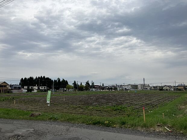 【【現地写真】】幅員8~27mの公道に面し開放感がございます。ゆとりある暮らしを実現できますね。お車でのすれ違いや駐車もスムーズです。
(2026年5月撮影)