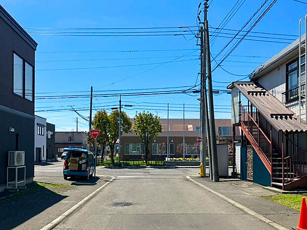 【【現地写真】】前面道路は南東側、幅員約8ｍのゆとりある公道。歩道もきれいに整備された暮らしやすい住環境です。
(2026年5月撮影）