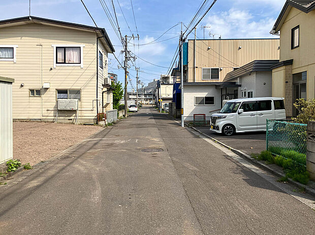 【【現地写真】】車通りの少ない道路に面し、静かな環境で新生活をスタートできます。小さなお子様との外出や、ペットとのお散歩にも心強い立地です。
(2026年5月撮影)