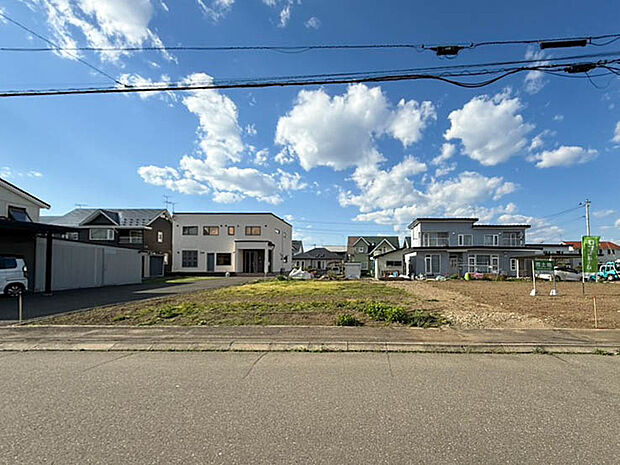 【【現地写真】】南側道路に面し陽当り良好。周辺には高い建物も少なく、暖かい陽光を感じられるお住まいが建てられそうですね。
(2026年5月撮影)