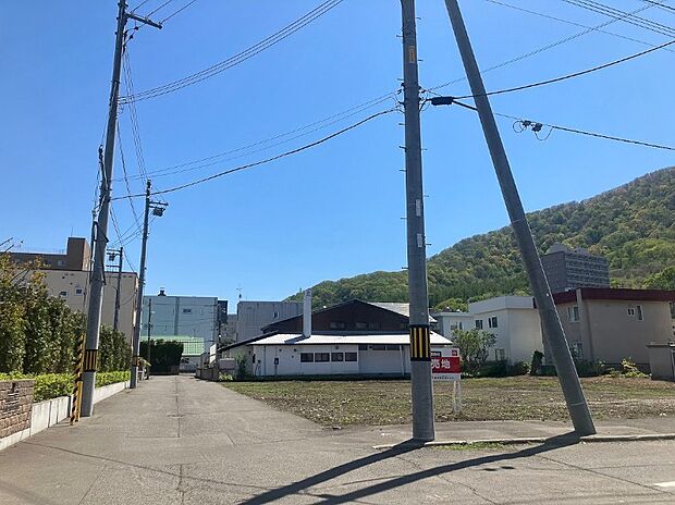 【【現地写真】】幅員約5.4mのゆとりある道路に面し陽当り良好、開放感がございます。お車でのすれ違いや駐車もスムーズに行えますね。
(2026年5月撮影)