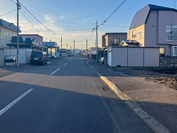 【【現地写真】】南東側道路に面し陽当り良好。幅員は約11mと広く開放感があり、明るく快適に過ごせるお住まいが実現できますね。
(2026年6月撮影)