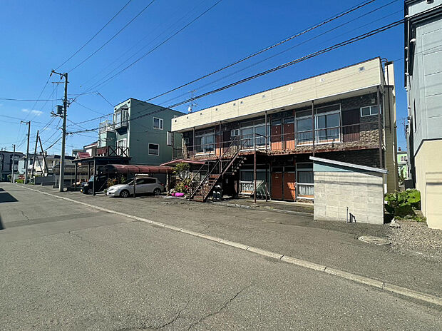 【【現地写真】】現在古家がございますが、解体後の更地渡しになります。解体費用が掛からず、お引渡し後の建築がスムーズです。
(2026年5月撮影）