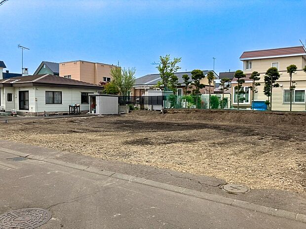 【【現地写真】】敷地面積を有効に活用した建物が建てやすい整形地。現在更地のため土地の広さや形状を確認することもできます。
(2026年5月撮影）