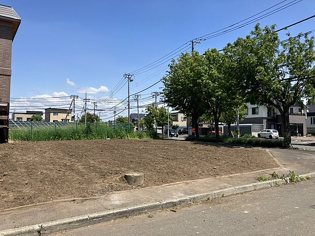 【【現地写真】】南西側道路は幅員約8m、南東側は幅員約20mと広い公道に面しています。見通しが良くお車でのすれ違いや駐車も楽々スムーズ！
（2026年6月撮影）