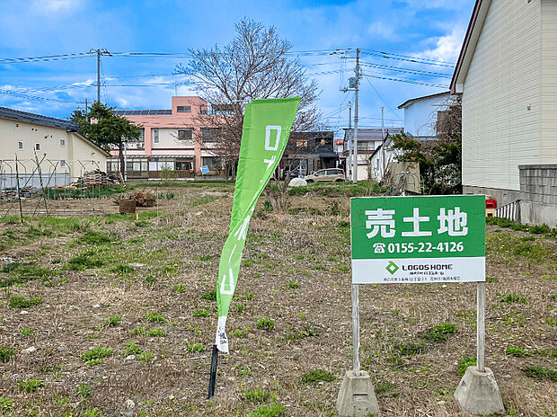 【【現地写真】】家計にも環境にもやさしい太陽光パネル搭載のお住まい。2026年8月完成です。完成するのが楽しみですね。
（2026年6月撮影）