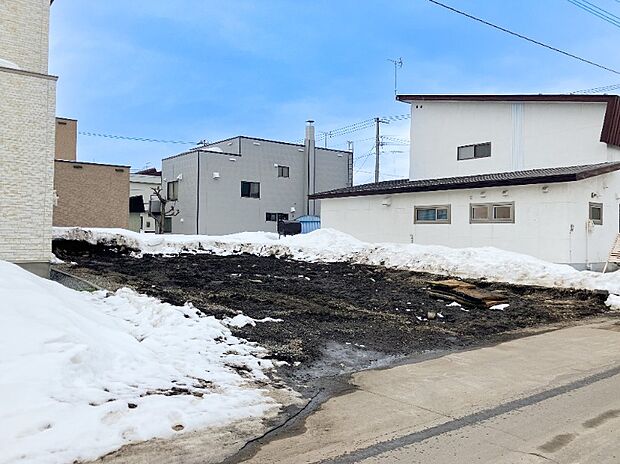 【【現地写真】】「緑新小学校」まで徒歩約8分、「神楽岡くわがた公園」まで徒歩約5分とお子様にも嬉しい立地。子育て世帯にもおすすめの物件です。
（2026年6月撮影）