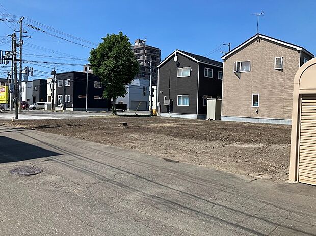 【【現地写真】】南西側道路に面し、間口も広く陽当り・通風良好。実際の面積よりもゆとりを感じる区画です。
(2026年6月撮影)