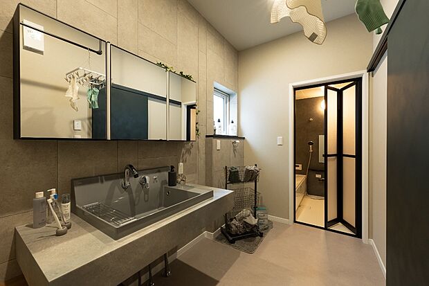 【【ユーティリティ】】ゆとりあるユーティリティには、デザイン性と使いやすさを兼ね備えた造作風洗面を採用。ハンガーパイプも備え、洗う・干す・身支度までをスムーズにこなせます。(2026年9月撮影)