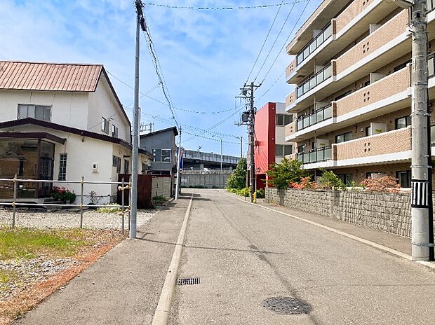 【【現地写真】】北東側約8m公道に面し開放的な立地でありながらも、車通りが比較的少なく、落ち着いた住環境です。現地の雰囲気をぜひご確認ください。
(2026年6月撮影)