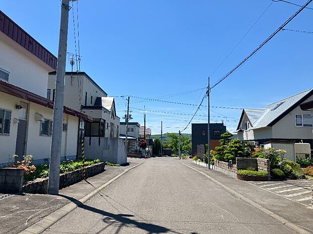 【【北側 現地写真】】周辺は高い建物が少ない低層住居専用地域の閑静な住宅街です。車通りも少なく静かにお過ごしいただけます。
（2026年6月撮影）